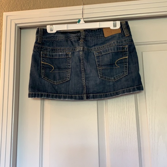 American Eagle short jean skirt, would say it fits more like a size 6 - Picture 3 of 8